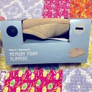 Men’s memory foam slippers. New! Perfect as a gift! 🎁🎄🎅🏻